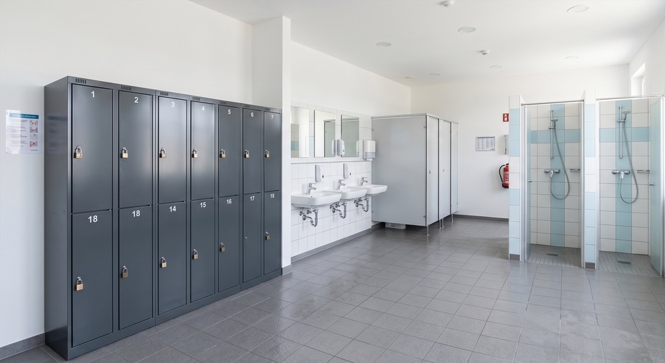 Sozialr&auml;ume mit gereinigten Spinden, frischen Duschen und hygienischen Sanit&auml;ranlagen