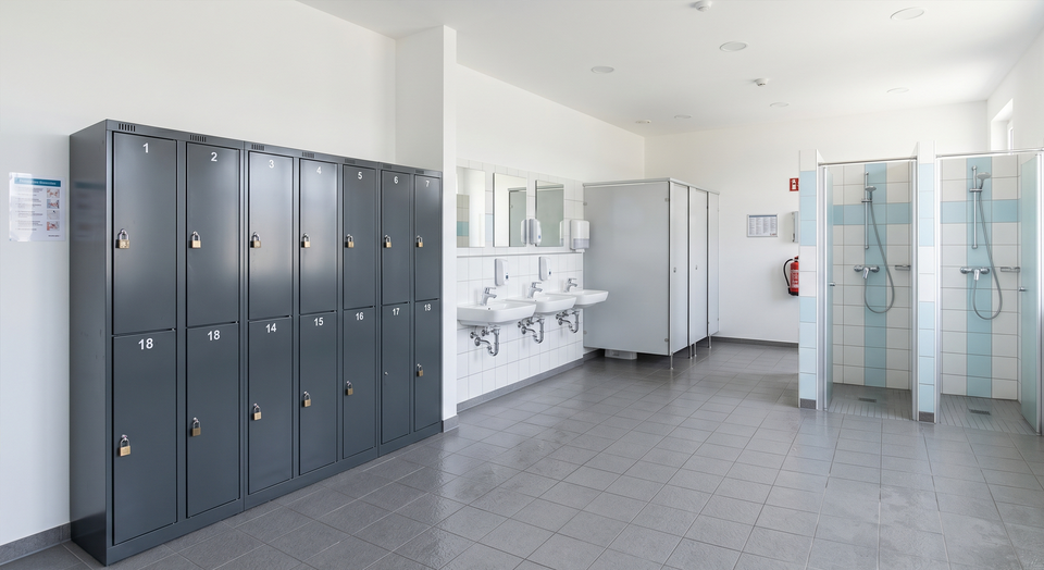 Sozialr&auml;ume mit gereinigten Spinden, frischen Duschen und hygienischen Sanit&auml;ranlagen